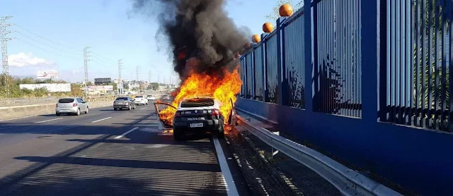 Viatura da Polícia Civil atacada por bandidos no Rio de Janeiro/Foto: WhatsApp