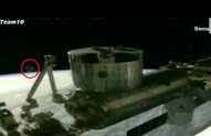 ¿ET?: un misterioso platillo volador aparece en trasmisión directa de la NASA