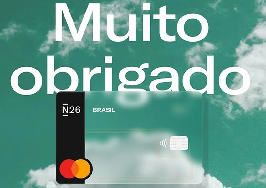 A imagem mostra uma frase Muito obrigado em meio a nuvens abaixo o cartão transparente N26 escrito Brasil.