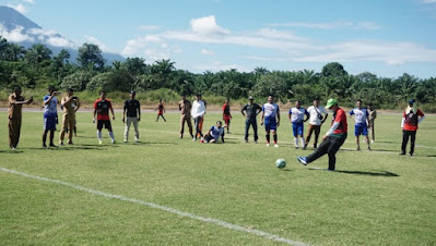 DPRD Vs Pemkab Pasbar Berlaga dalam Pertandingan Persahabatan  di Lapangan Hijau Padang Tujuh 