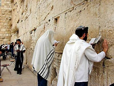 Men praying at Western Wall tb n010200 10 Tembok yang Bersejarah di Dunia