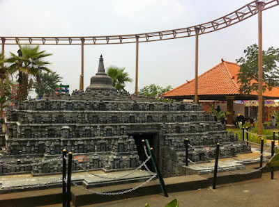 Replika Candi Borobudur