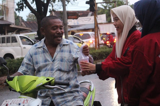Momentum Ramadhan, CSSMoRA UINAM Bagi-bagi Takjil Gratis