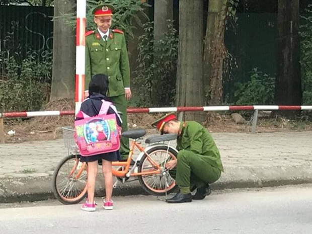 Đừng dọa con: “Không ngoan mẹ gọi công an đến bắt”, bởi họ là những người giúp con bạn lúc nguy cấp