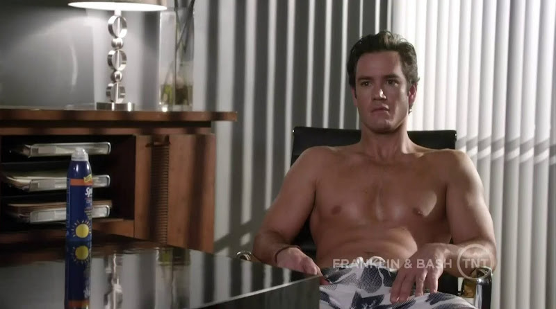 Mark-Paul Gosselaar Shirtless in Franklin and Bash s1e02