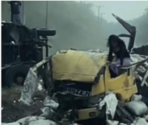 VIRAL Video Balita Merangkak Keluar dari Kolong Truk yang Remuk Usai Kecelakaan, Kondisinya Selamat