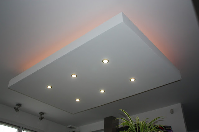 décaissement, décroché, design, faux plafond, ilot central, moderne, plafond descendu, spot, suspendu, ruban led, bandeau, rétro-éclairage, éclairage indirect couleur rouge bleu vert jaune blanc