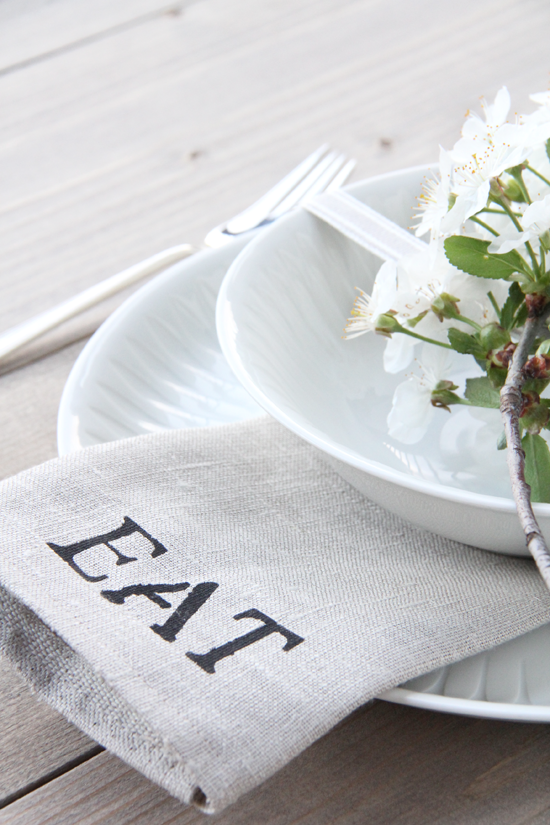 I love these stenciled burlap napkins with paper plate look dishes