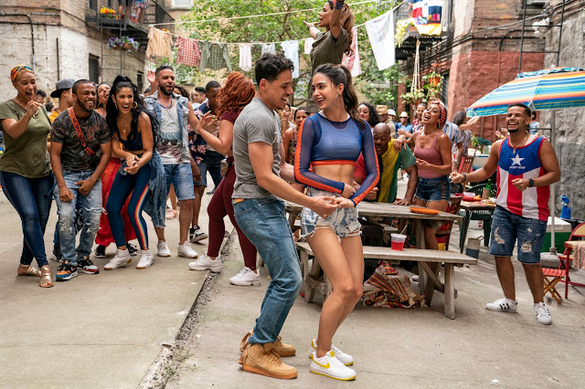 Usnavi (ANTHONY RAMOS) e Vanessa (MELISSA BARRERA) em “IN THE HEIGHTS"