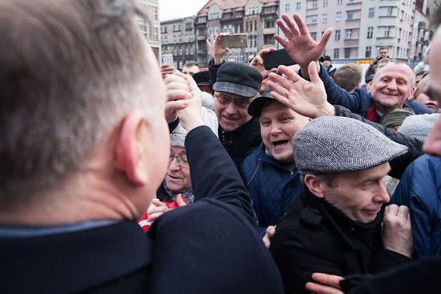 Andrzej Duda wita sie z wiwatującymi tłumami jego zwolenników
