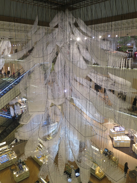 chiharu-shiota-au-bon-marché.jpg