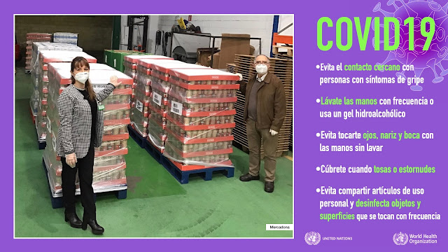 Miryam Oca (Mercadona) y M. Ángel Fernandino (Banco de alimentos de Bizkaia) durante la entrega de productos de primera necesidad realizada esta semana