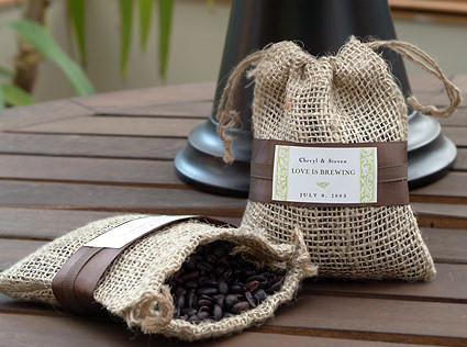  burlap wedding favors via Bliss Weddings Market via Wedloft