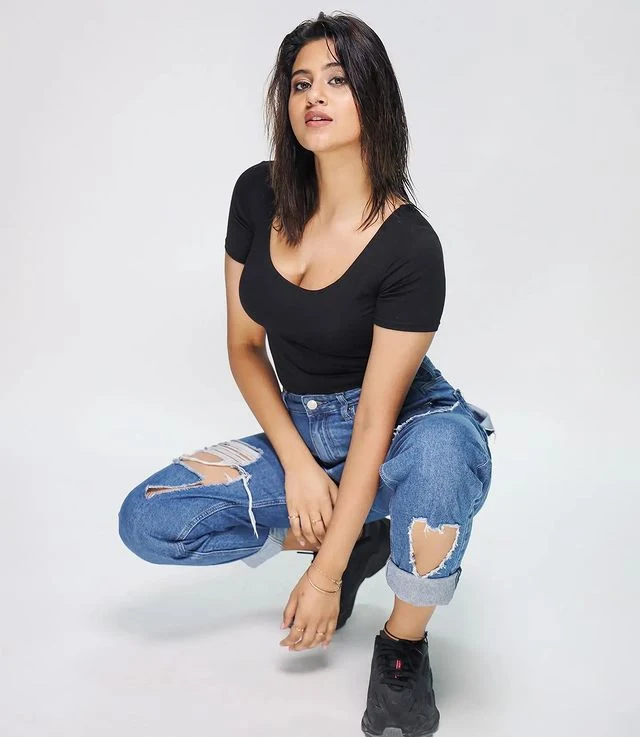 Anjali Arora Hot and Gorgeous looks in latest Instagram post, Anjali Arora Hot, Anjali Arora sexy, Anjali Arora lovely smile, Anjali Arora tight jeans, Anjali Arora wallpapers