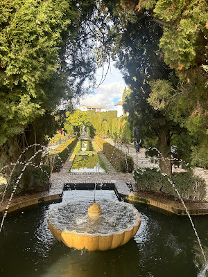 Picture of the fountains in the Generalife