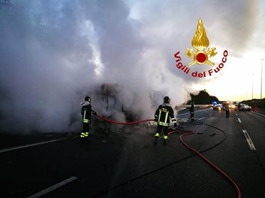 Flambus sul Raccordo: autobus in fiamme in via Ardeatina è il numero 25