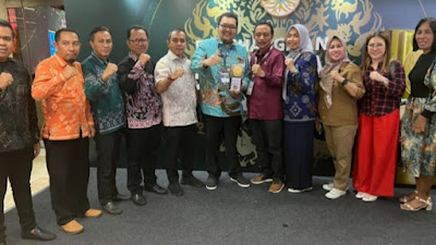 Kementerian Lingkungan Hidup dan Kehutanan (KLHK) RI memberikan penghargaan Adipura 2023 pada Pj. Bupati Pargi Moutong