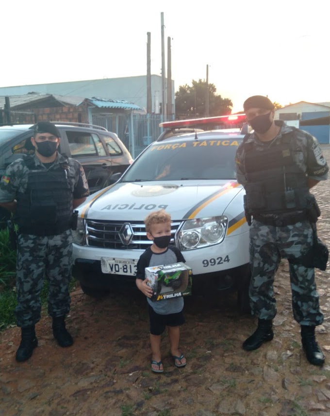 Policiais do 26° BPM participam de aniversário de criança de 3 anos