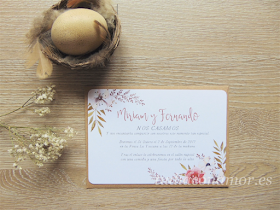 Una invitación de boda estilo postal en acuarela con detalles florales