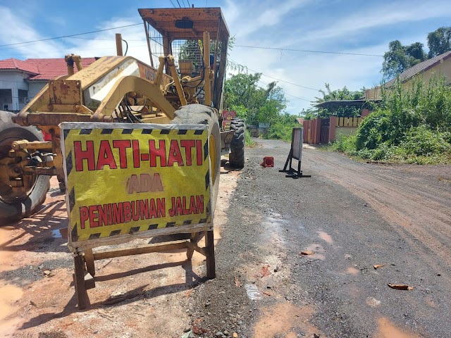 Jalan Komplek Perumahan Yang Rusak  Mulai Diperbaiki 