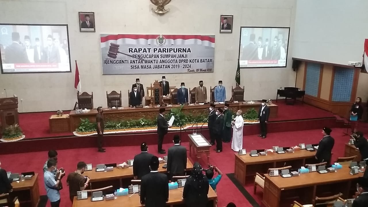 Dominggus Roslinus Rega Woge dan Amri.SE Dilantik Menjadi Anggota DPRD Kota Batam