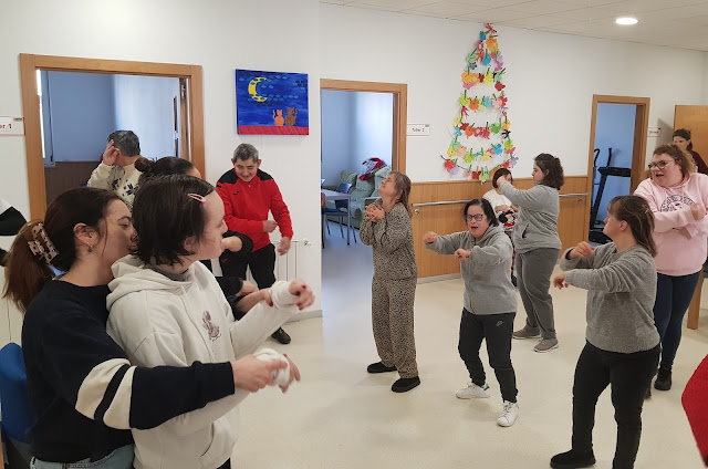 Grupo de personas bailando