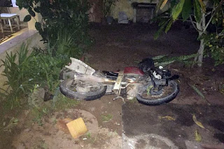 http://vnoticia.com.br/noticia/2534-motociclista-sai-da-pista-bate-em-portao-e-vai-parar-no-quintal-de-residencia-em-gargau