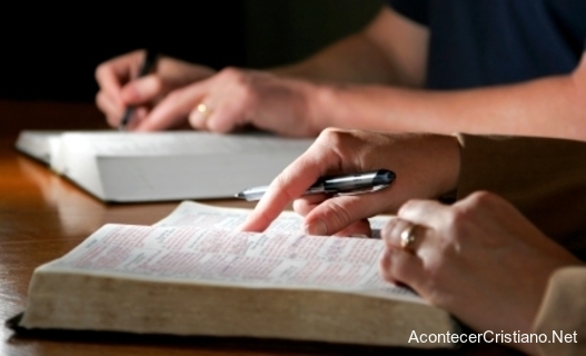 Cristianos estudiando la Biblia