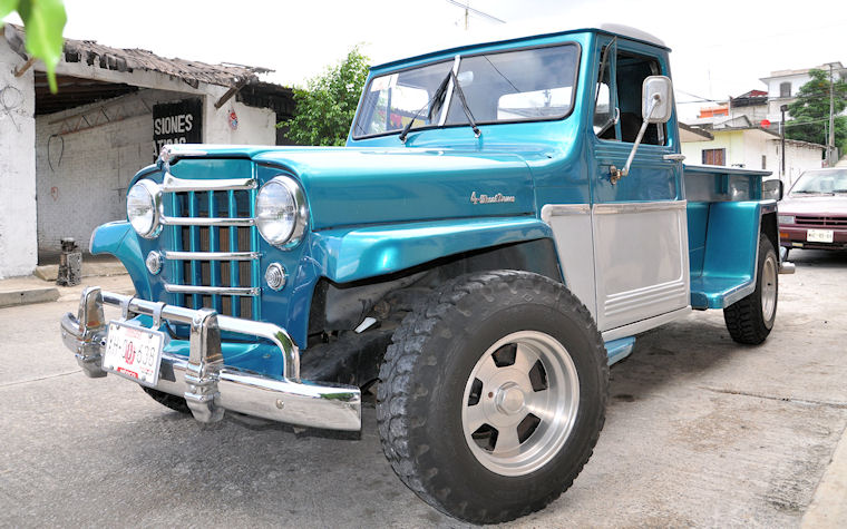 Jeep Willys antiguo en color azul - Old blue car