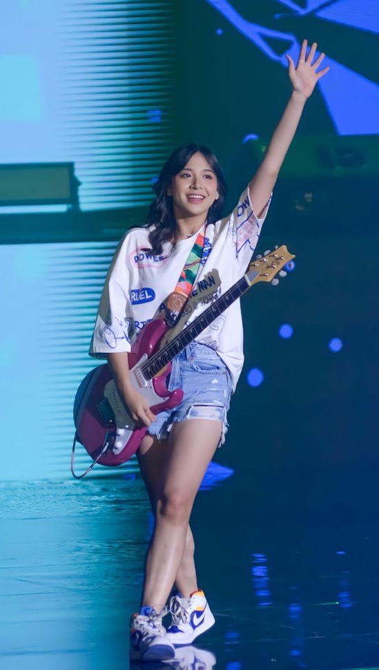 foto zee jkt48 konser main gitar