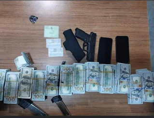 وضُبِطَ بحوزته مبلغ 605,500  ستمائة وخمسة ألف وخمسمائة دولار أمريكي ، مسدس ، مخبأة بأكياس داخل أماكن مختلفة في العجلة يروم تهريبها بصورة غير قانونية .  تم تسليم المتهم والمضبوطات الى جهة الاختصاص لإكمال الإجراءات القانونية والتحقيقية بحقه .
