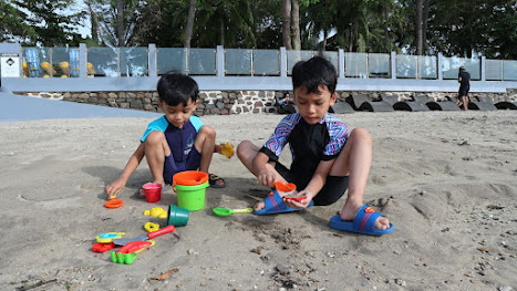 Anak-anak puas main pasir