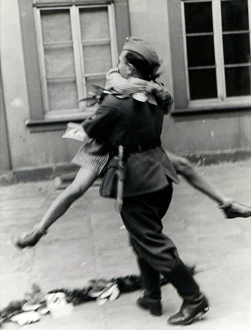 60 + 1 Heart-Warming Historical Pictures That Illustrate Love During War - A Soldier Comes Home From War, 1940s