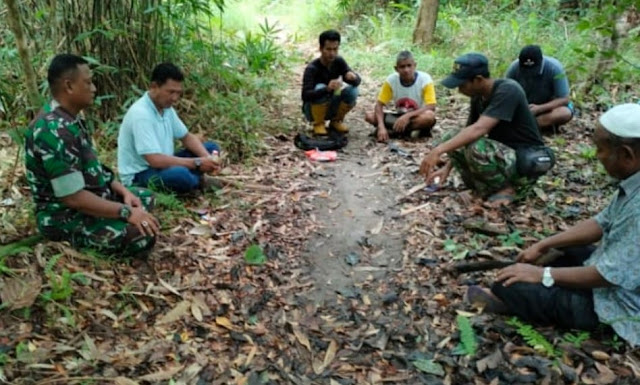 Babinsa Yudi Teguh bersama Kepala Desa dan Staf Melakukan Pengukuran Ulang Tapal Batas Desa