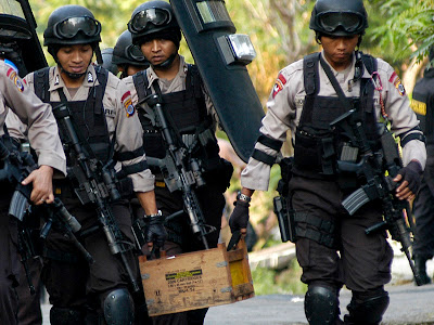 Perbandingan S.w.a.t Dengan Densus 88 [ www.Up2Det.com ]