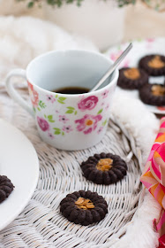 Tasse de café et biscuits romias au chocolat