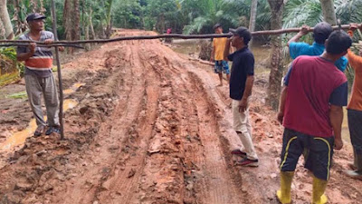 Kesal Jalan Rusak Tak Diperbaiki, Warga Banyuasin Pasang Portal