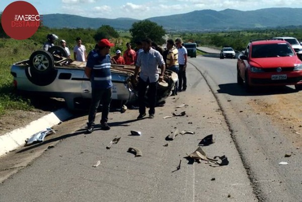 Carro capota na BR-104 entre Toritama e Caruaru