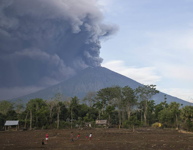 Gambar gunung agung di bali indonesia memuntahkan asap tebal dan larva