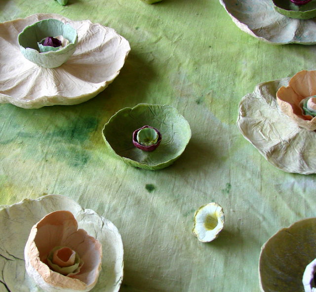 tavola con fiori di cartapesta verdi