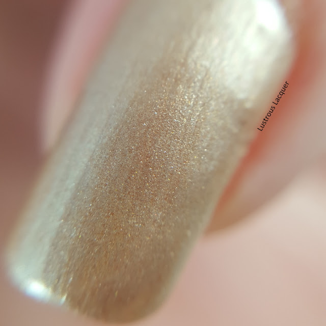 Pale-gold-metallic-nail-polish