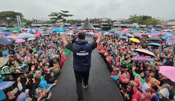 Waduh Kasihan.. Lagi Asyik-asyik Salaman Sama Warga, Eh Muka Anies Malah Kena Tabok!