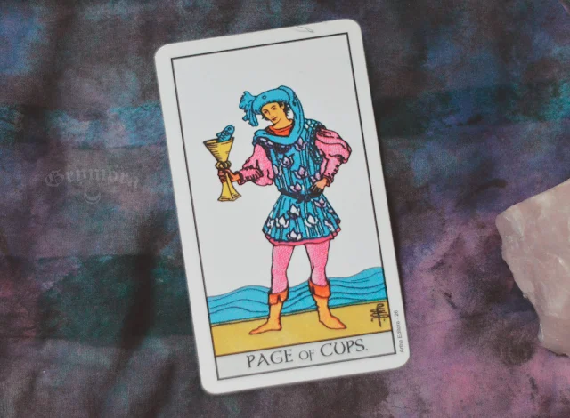 Saiba o significado da Carta Pajem / Valete de Copas no Tarot do amor, dinheiro e trabalho, na saúde, como obstáculo ou invertida e como conselho.