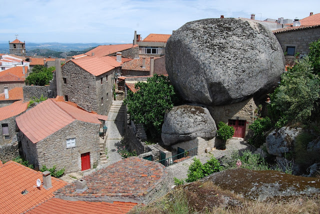 Vista del pueblo de Monsanto con sus rocas gigantes sobre las casas