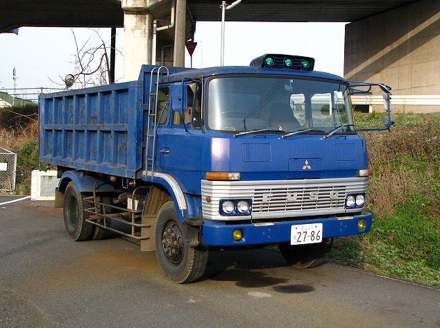 gambar truk fuso tua klasik