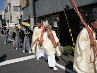 行列は街中に