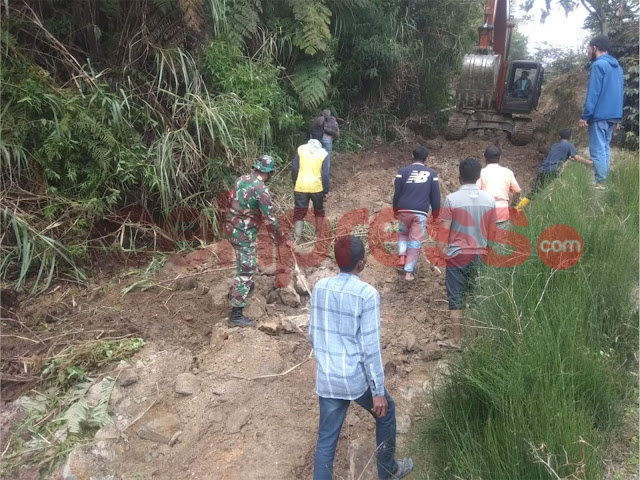 Babinsa Dan Warga Kawal Alat Berat Buka Jalan Penghubung Desa