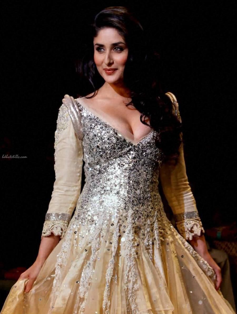 kareena kapoor cleavage images