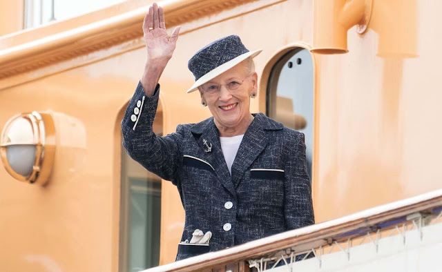 The Queen was welcomed by Mayor Mikael Smed of Vordingborg. Platinum, sapphires and diamonds anchor brooch