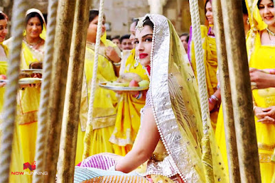 Sonam Kapoor Yellow Saree in Prem Ratan Dhan Payo